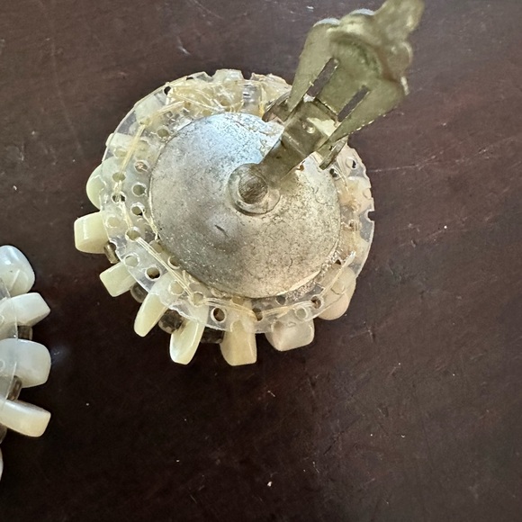 Vintage Shell Clip On Earrings - Picture 3 of 3